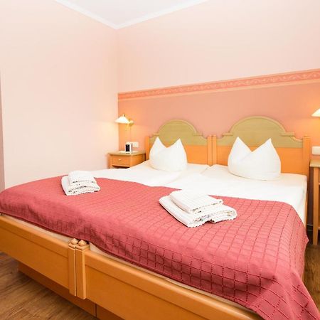 Hotel Garni Am Deich Цингст Экстерьер фото